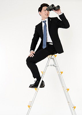 포토 JPG 스튜디오촬영 전신 응시 남자 사다리 실내 한명 웃음 들기 앉기 정장 성인 옆모습 30대 망원경 한국인 관찰 비즈니스맨 흰배경 성인남자한명만 국내포토 1 시선 옷 뷰포인트 백그라운드 비즈니스 모션 표정 사람 동양인 내부 장년 흰색 도구 직장인 남자한명만 성인남자만 파일형식