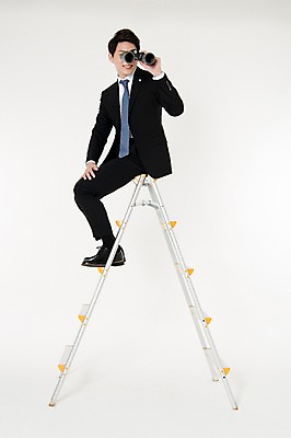 포토 JPG 스튜디오촬영 전신 응시 남자 사다리 실내 한명 웃음 들기 앉기 정장 성인 옆모습 30대 망원경 한국인 관찰 비즈니스맨 흰배경 성인남자한명만 국내포토 1 시선 옷 뷰포인트 백그라운드 비즈니스 모션 표정 사람 동양인 내부 장년 흰색 도구 직장인 남자한명만 성인남자만 파일형식