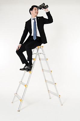 포토 JPG 스튜디오촬영 전신 응시 남자 사다리 실내 한명 웃음 들기 앉기 정장 성인 옆모습 30대 망원경 한국인 관찰 비즈니스맨 흰배경 성인남자한명만 국내포토 1 시선 옷 뷰포인트 백그라운드 비즈니스 모션 표정 사람 동양인 내부 장년 흰색 도구 직장인 남자한명만 성인남자만 파일형식