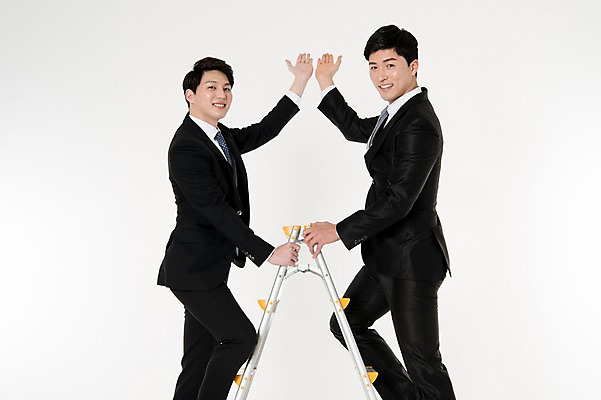 포토 JPG 스튜디오촬영 남자 사다리 안내 실내 서기 웃음 정장 손짓 상반신 성인 두명 옆모습 30대 한국인 가리킴 비즈니스맨 알림 동료 흰배경 성인남자만 국내포토 옷 뷰포인트 백그라운드 비즈니스 관계 모션 표정 사람 동양인 내부 장년 흰색 도구 직장인 남자만 성인만 파일형식