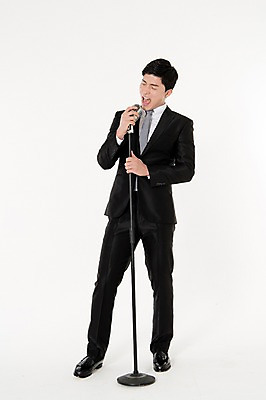 포토 JPG 스튜디오촬영 전신 남자 실내 한명 서기 정장 손짓 성인 앞모습 30대 눈감음 한국인 잡기 비즈니스맨 스탠드마이크 마이크 즐거움 흰배경 열창 성인남자한명만 국내포토 1 옷 감정 뷰포인트 음향기기 백그라운드 비즈니스 노래 모션 사람 동양인 내부 장년 흰색 직장인 남자한명만 성인남자만 파일형식