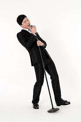 포토 JPG 스튜디오촬영 전신 남자 실내 한명 서기 정장 손짓 성인 옆모습 30대 한국인 잡기 비즈니스맨 스탠드마이크 마이크 즐거움 흰배경 열창 성인남자한명만 국내포토 1 옷 감정 뷰포인트 음향기기 백그라운드 비즈니스 노래 모션 사람 동양인 내부 장년 흰색 직장인 남자한명만 성인남자만 파일형식