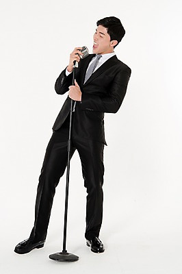 포토 JPG 스튜디오촬영 전신 남자 실내 한명 서기 정장 손짓 성인 옆모습 30대 한국인 잡기 비즈니스맨 스탠드마이크 마이크 즐거움 흰배경 열창 성인남자한명만 국내포토 1 옷 감정 뷰포인트 음향기기 백그라운드 비즈니스 노래 모션 사람 동양인 내부 장년 흰색 직장인 남자한명만 성인남자만 파일형식