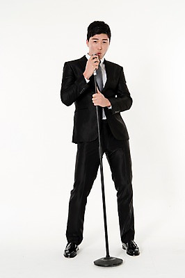 포토 JPG 스튜디오촬영 전신 남자 노래 실내 한명 서기 웃음 정장 손짓 성인 앞모습 30대 한국인 잡기 비즈니스맨 스탠드마이크 마이크 흰배경 성인남자한명만 국내포토 1 옷 음악 뷰포인트 음향기기 백그라운드 비즈니스 모션 표정 사람 동양인 내부 장년 흰색 직장인 남자한명만 성인남자만 파일형식