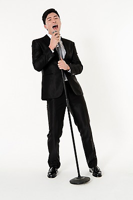 포토 JPG 스튜디오촬영 전신 남자 실내 한명 서기 정장 손짓 성인 앞모습 30대 한국인 잡기 비즈니스맨 스탠드마이크 마이크 즐거움 흰배경 열창 성인남자한명만 국내포토 1 옷 감정 뷰포인트 음향기기 백그라운드 비즈니스 노래 모션 사람 동양인 내부 장년 흰색 직장인 남자한명만 성인남자만 파일형식