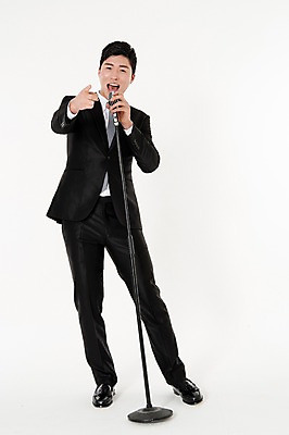 포토 JPG 스튜디오촬영 전신 남자 실내 한명 서기 정장 손짓 성인 앞모습 30대 한국인 가리킴 잡기 비즈니스맨 스탠드마이크 마이크 즐거움 흰배경 열창 성인남자한명만 국내포토 1 옷 감정 뷰포인트 음향기기 백그라운드 비즈니스 노래 모션 사람 동양인 내부 장년 흰색 직장인 남자한명만 성인남자만 파일형식