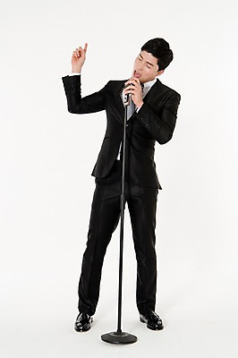 포토 JPG 스튜디오촬영 전신 남자 실내 한명 서기 정장 손짓 성인 앞모습 30대 한국인 가리킴 잡기 비즈니스맨 스탠드마이크 즐거움 흰배경 열창 성인남자한명만 국내포토 1 옷 감정 뷰포인트 백그라운드 비즈니스 노래 모션 사람 동양인 내부 장년 흰색 직장인 마이크 남자한명만 성인남자만 파일형식