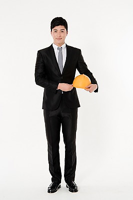 포토 JPG 스튜디오촬영 전신 남자 건설업 실내 공사 한명 서기 미소 들기 정장 손짓 성인 앞모습 30대 한국인 비즈니스맨 안전모 흰배경 성인남자한명만 국내포토 1 옷 산업 뷰포인트 백그라운드 비즈니스 모션 표정 사람 동양인 내부 장년 흰색 직장인 헬멧 안전장비 남자한명만 성인남자만 파일형식