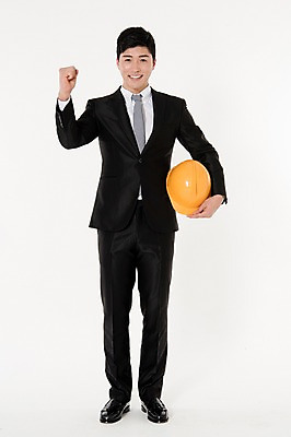 포토 JPG 스튜디오촬영 전신 남자 건설업 실내 공사 한명 서기 웃음 들기 정장 손짓 성인 앞모습 30대 파이팅 주먹 한국인 비즈니스맨 안전모 흰배경 성인남자한명만 국내포토 1 옷 산업 뷰포인트 백그라운드 비즈니스 모션 표정 사람 동양인 내부 장년 흰색 직장인 헬멧 안전장비 남자한명만 성인남자만 파일형식