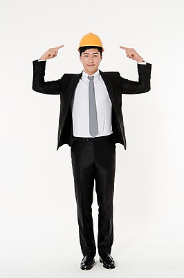 포토 JPG 스튜디오촬영 전신 남자 건설업 실내 공사 한명 서기 미소 정장 손짓 성인 앞모습 30대 한국인 가리킴 비즈니스맨 안전모 흰배경 성인남자한명만 국내포토 1 옷 산업 뷰포인트 백그라운드 비즈니스 모션 표정 사람 동양인 내부 장년 흰색 직장인 헬멧 안전장비 남자한명만 성인남자만 파일형식