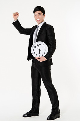 포토 JPG 스튜디오촬영 전신 남자 시계 실내 한명 서기 웃음 들기 정장 손짓 성인 옆모습 30대 파이팅 주먹 한국인 비즈니스맨 흰배경 6시 성인남자한명만 국내포토 1 옷 뷰포인트 백그라운드 비즈니스 모션 표정 사람 동양인 내부 장년 흰색 시간 직장인 남자한명만 성인남자만 파일형식