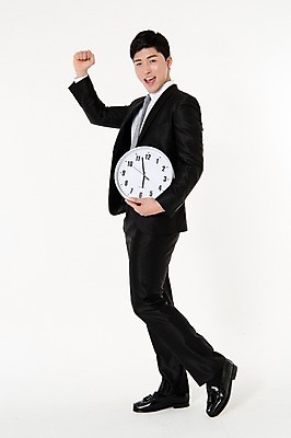 포토 JPG 스튜디오촬영 전신 남자 시계 실내 한명 서기 웃음 들기 정장 손짓 성인 옆모습 30대 파이팅 주먹 한국인 비즈니스맨 흰배경 6시 성인남자한명만 국내포토 1 옷 뷰포인트 백그라운드 비즈니스 모션 표정 사람 동양인 내부 장년 흰색 시간 직장인 남자한명만 성인남자만 파일형식
