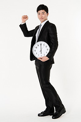 포토 JPG 스튜디오촬영 전신 남자 시계 실내 한명 서기 웃음 들기 정장 손짓 성인 옆모습 30대 파이팅 주먹 한국인 비즈니스맨 흰배경 6시 성인남자한명만 국내포토 1 옷 뷰포인트 백그라운드 비즈니스 모션 표정 사람 동양인 내부 장년 흰색 시간 직장인 남자한명만 성인남자만 파일형식