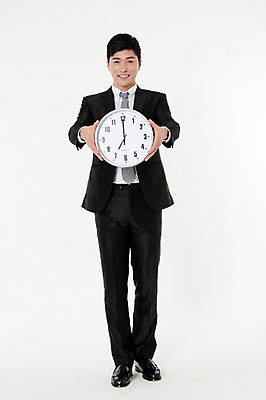 포토 JPG 스튜디오촬영 전신 남자 시계 실내 한명 서기 웃음 들기 정장 손짓 성인 앞모습 30대 한국인 비즈니스맨 흰배경 보여주기 7시 성인남자한명만 국내포토 1 옷 뷰포인트 백그라운드 비즈니스 모션 표정 사람 동양인 내부 장년 흰색 시간 직장인 남자한명만 성인남자만 파일형식
