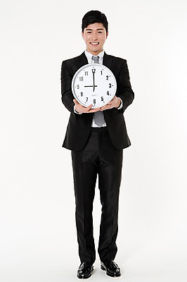 포토 JPG 스튜디오촬영 전신 남자 시계 실내 한명 서기 웃음 들기 정장 손짓 성인 앞모습 30대 한국인 비즈니스맨 흰배경 보여주기 9시 성인남자한명만 국내포토 1 옷 뷰포인트 백그라운드 비즈니스 모션 표정 사람 동양인 내부 장년 흰색 시간 직장인 남자한명만 성인남자만 파일형식