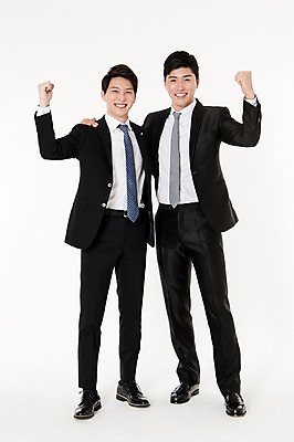 포토 JPG 스튜디오촬영 전신 남자 어깨동무 실내 서기 웃음 정장 손짓 성인 두명 앞모습 30대 파이팅 주먹 한국인 비즈니스맨 동료 흰배경 성인남자만 국내포토 옷 뷰포인트 포즈 백그라운드 비즈니스 관계 모션 표정 사람 동양인 내부 장년 흰색 직장인 남자만 성인만 파일형식