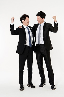 포토 JPG 스튜디오촬영 전신 남자 어깨동무 실내 서기 웃음 정장 손짓 성인 두명 앞모습 30대 마주보기 파이팅 주먹 한국인 비즈니스맨 동료 흰배경 성인남자만 국내포토 옷 뷰포인트 포즈 백그라운드 비즈니스 관계 모션 표정 사람 동양인 내부 장년 흰색 직장인 남자만 성인만 파일형식