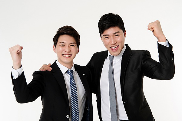 포토 JPG 스튜디오촬영 남자 어깨동무 실내 서기 웃음 정장 손짓 상반신 성인 두명 앞모습 30대 파이팅 주먹 한국인 비즈니스맨 동료 흰배경 성인남자만 국내포토 옷 뷰포인트 포즈 백그라운드 비즈니스 관계 모션 표정 사람 동양인 내부 장년 흰색 직장인 남자만 성인만 파일형식