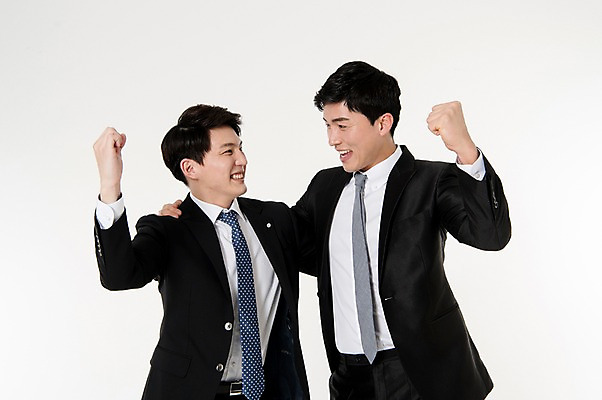 포토 JPG 스튜디오촬영 응시 남자 어깨동무 실내 서기 웃음 정장 손짓 상반신 성인 두명 앞모습 30대 마주보기 파이팅 주먹 한국인 비즈니스맨 동료 흰배경 성인남자만 국내포토 시선 옷 뷰포인트 포즈 백그라운드 비즈니스 관계 모션 표정 사람 동양인 내부 장년 흰색 직장인 남자만 성인만 파일형식