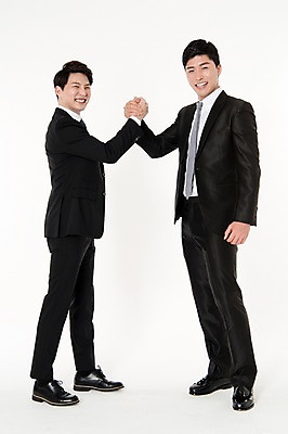 포토 JPG 스튜디오촬영 전신 남자 협력 실내 서기 웃음 정장 손짓 성인 두명 옆모습 30대 손잡기 한국인 비즈니스맨 동료 흰배경 성인남자만 국내포토 옷 뷰포인트 백그라운드 비즈니스 관계 모션 표정 사람 동양인 내부 장년 흰색 직장인 남자만 성인만 파일형식