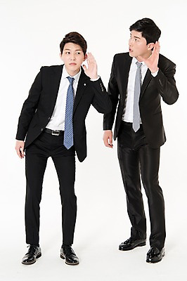 포토 JPG 스튜디오촬영 전신 응시 남자 실내 서기 정장 손짓 성인 두명 앞모습 30대 듣기 한국인 비즈니스맨 동료 흰배경 성인남자만 국내포토 시선 옷 뷰포인트 백그라운드 비즈니스 관계 모션 사람 동양인 내부 장년 흰색 직장인 남자만 성인만 파일형식