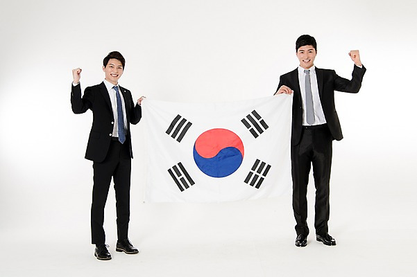 포토 JPG 스튜디오촬영 전신 남자 실내 서기 웃음 들기 정장 손짓 성인 두명 앞모습 30대 파이팅 주먹 한국인 비즈니스맨 태극기 동료 흰배경 성인남자만 국내포토 옷 뷰포인트 백그라운드 비즈니스 관계 모션 표정 사람 동양인 내부 장년 흰색 직장인 국기 남자만 성인만 파일형식