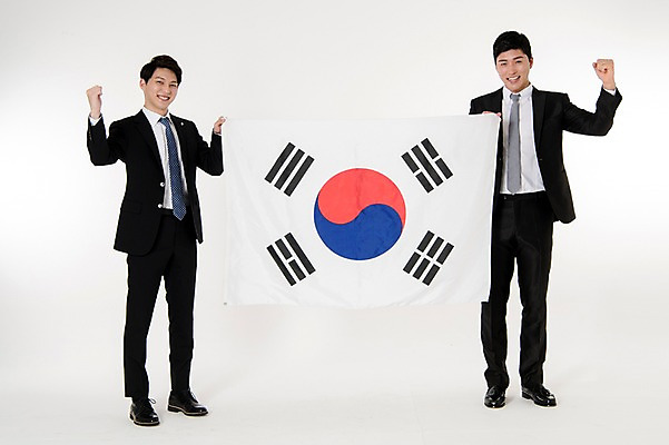 포토 JPG 스튜디오촬영 전신 남자 실내 서기 웃음 들기 정장 손짓 성인 두명 앞모습 30대 파이팅 주먹 한국인 비즈니스맨 태극기 동료 흰배경 성인남자만 국내포토 옷 뷰포인트 백그라운드 비즈니스 관계 모션 표정 사람 동양인 내부 장년 흰색 직장인 국기 남자만 성인만 파일형식