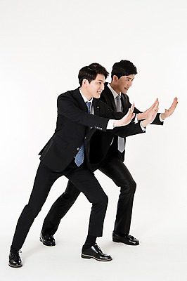 포토 JPG 스튜디오촬영 전신 응시 남자 협력 실내 서기 정장 손짓 성인 두명 옆모습 30대 한국인 비즈니스맨 밀기 동료 흰배경 성인남자만 국내포토 시선 옷 뷰포인트 백그라운드 비즈니스 관계 모션 사람 동양인 내부 장년 흰색 직장인 남자만 성인만 파일형식