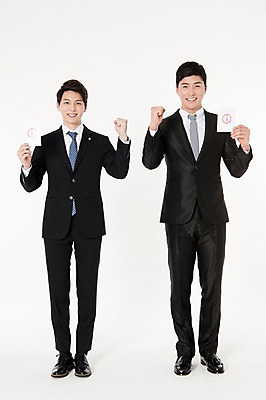 포토 JPG 스튜디오촬영 전신 남자 실내 서기 웃음 들기 정장 손짓 성인 두명 앞모습 30대 파이팅 주먹 한국인 비즈니스맨 선거 알림 동료 흰배경 투표용지 선거홍보 성인남자만 유권자 국내포토 옷 뷰포인트 백그라운드 비즈니스 관계 모션 표정 사람 동양인 내부 장년 흰색 직장인 투표 민주주의 남자만 성인만 파일형식