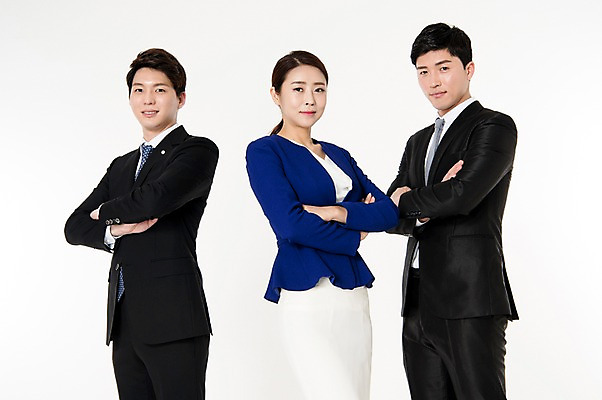 포토 JPG 스튜디오촬영 여자 남자 협력 실내 서기 웃음 정장 상반신 성인 앞모습 세명 30대 팔짱 한국인 비즈니스맨 비즈니스우먼 동료 흰배경 성인만 국내포토 옷 뷰포인트 백그라운드 비즈니스 관계 모션 표정 사람 동양인 내부 장년 흰색 직장인 파일형식