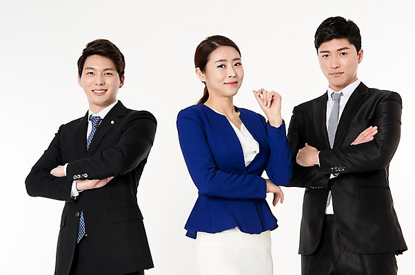 포토 JPG 스튜디오촬영 여자 남자 협력 실내 서기 웃음 정장 손짓 상반신 성인 앞모습 세명 30대 팔짱 한국인 비즈니스맨 비즈니스우먼 동료 흰배경 성인만 국내포토 옷 뷰포인트 백그라운드 비즈니스 관계 모션 표정 사람 동양인 내부 장년 흰색 직장인 파일형식