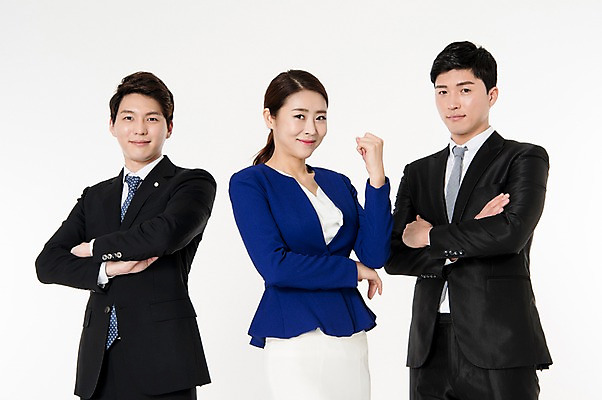 포토 JPG 스튜디오촬영 여자 남자 협력 실내 서기 웃음 정장 상반신 성인 앞모습 세명 30대 팔짱 파이팅 주먹 한국인 비즈니스맨 비즈니스우먼 동료 흰배경 성인만 국내포토 옷 뷰포인트 백그라운드 비즈니스 관계 모션 표정 사람 동양인 내부 장년 흰색 직장인 파일형식