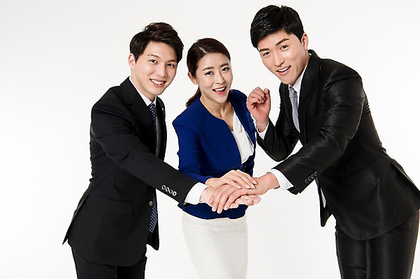 포토 JPG 스튜디오촬영 여자 남자 협력 실내 서기 웃음 정장 손짓 상반신 성인 앞모습 옆모습 세명 30대 파이팅 주먹 한국인 비즈니스맨 비즈니스우먼 동료 흰배경 손모으기 성인만 국내포토 옷 뷰포인트 백그라운드 비즈니스 관계 모션 표정 사람 동양인 내부 장년 흰색 직장인 파일형식