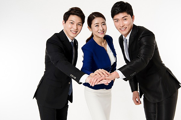 포토 JPG 스튜디오촬영 여자 남자 협력 실내 서기 웃음 정장 손짓 상반신 성인 앞모습 옆모습 세명 30대 한국인 비즈니스맨 비즈니스우먼 동료 흰배경 손모으기 성인만 국내포토 옷 뷰포인트 백그라운드 비즈니스 관계 모션 표정 사람 동양인 내부 장년 흰색 직장인 파일형식