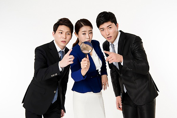 포토 JPG 스튜디오촬영 응시 여자 남자 돋보기 협력 실내 서기 들기 정장 손짓 상반신 성인 앞모습 세명 30대 한국인 가리킴 비즈니스맨 비즈니스우먼 동료 호기심 흰배경 성인만 국내포토 시선 옷 감정 뷰포인트 백그라운드 컨셉 비즈니스 관계 모션 사람 동양인 내부 장년 흰색 직장인 파일형식