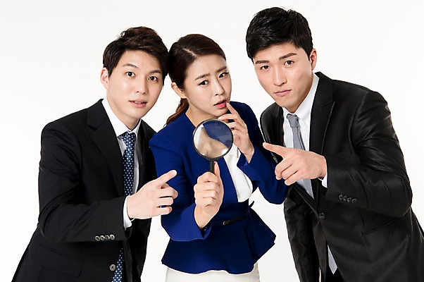 포토 JPG 스튜디오촬영 응시 여자 남자 돋보기 협력 실내 서기 들기 정장 손짓 상반신 성인 앞모습 세명 30대 한국인 가리킴 비즈니스맨 비즈니스우먼 동료 호기심 흰배경 성인만 국내포토 시선 옷 감정 뷰포인트 백그라운드 컨셉 비즈니스 관계 모션 사람 동양인 내부 장년 흰색 직장인 파일형식