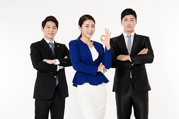 포토 JPG 스튜디오촬영 여자 남자 협력 실내 서기 웃음 정장 상반신 성인 앞모습 세명 30대 팔짱 한국인 비즈니스맨 비즈니스우먼 OK 동료 흰배경 성인만 국내포토 옷 뷰포인트 백그라운드 비즈니스 관계 모션 표정 사람 동양인 손짓 내부 장년 흰색 직장인 파일형식