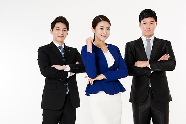 포토 JPG 스튜디오촬영 여자 남자 협력 실내 서기 웃음 정장 상반신 성인 앞모습 세명 30대 팔짱 파이팅 주먹 한국인 비즈니스맨 비즈니스우먼 동료 흰배경 성인만 국내포토 옷 뷰포인트 백그라운드 비즈니스 관계 모션 표정 사람 동양인 내부 장년 흰색 직장인 파일형식