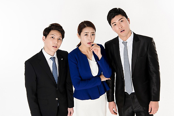 포토 JPG 스튜디오촬영 여자 남자 협력 실내 서기 정장 상반신 성인 앞모습 세명 30대 팔짱 한국인 비즈니스맨 비즈니스우먼 동료 흰배경 성인만 국내포토 옷 뷰포인트 백그라운드 비즈니스 관계 모션 사람 동양인 내부 장년 흰색 직장인 파일형식