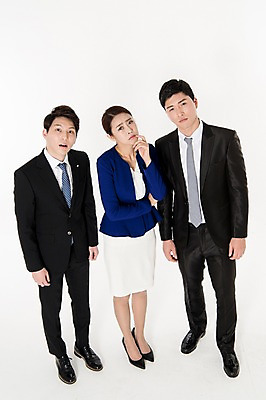 포토 JPG 스튜디오촬영 전신 여자 남자 생각 실내 서기 정장 성인 앞모습 세명 30대 한국인 비즈니스맨 비즈니스우먼 찡그림 동료 고민 흰배경 치마정장 성인만 국내포토 옷 감정 뷰포인트 백그라운드 비즈니스 관계 모션 표정 사람 동양인 내부 장년 치마 흰색 직장인 파일형식