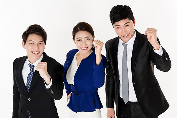 포토 JPG 스튜디오촬영 여자 남자 협력 실내 서기 웃음 정장 손짓 상반신 성인 앞모습 세명 30대 파이팅 주먹 한국인 비즈니스맨 비즈니스우먼 동료 흰배경 성인만 국내포토 옷 뷰포인트 백그라운드 비즈니스 관계 모션 표정 사람 동양인 내부 장년 흰색 직장인 파일형식