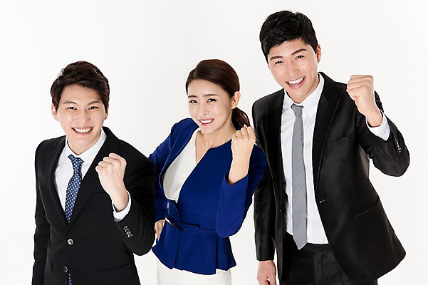 포토 JPG 스튜디오촬영 여자 남자 협력 실내 서기 웃음 정장 손짓 상반신 성인 앞모습 세명 30대 파이팅 주먹 한국인 비즈니스맨 비즈니스우먼 동료 흰배경 성인만 국내포토 옷 뷰포인트 백그라운드 비즈니스 관계 모션 표정 사람 동양인 내부 장년 흰색 직장인 파일형식