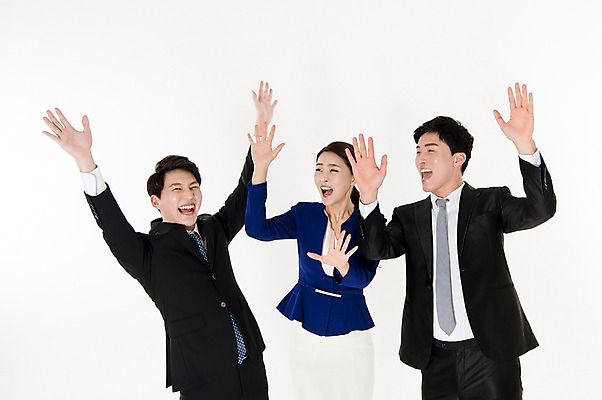 포토 JPG 스튜디오촬영 여자 남자 협력 실내 서기 웃음 정장 손짓 상반신 성인 앞모습 세명 30대 만세 한국인 비즈니스맨 비즈니스우먼 동료 즐거움 흰배경 성인만 국내포토 옷 감정 뷰포인트 백그라운드 비즈니스 관계 모션 표정 사람 동양인 내부 장년 흰색 직장인 파일형식
