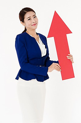 포토 JPG 스튜디오촬영 여자 화살표 실내 한명 서기 미소 들기 상반신 성인 옆모습 30대 한국인 비즈니스우먼 흰배경 상승 치마정장 성인여자한명만 국내포토 1 뷰포인트 백그라운드 컨셉 비즈니스 모션 표정 사람 동양인 정장 내부 장년 치마 흰색 직장인 여자한명만 성인여자만 파일형식