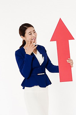 포토 JPG 스튜디오촬영 여자 화살표 실내 한명 서기 웃음 들기 손짓 상반신 성인 옆모습 30대 한국인 비즈니스우먼 흰배경 상승 치마정장 성인여자한명만 국내포토 1 뷰포인트 백그라운드 컨셉 비즈니스 모션 표정 사람 동양인 정장 내부 장년 치마 흰색 직장인 여자한명만 성인여자만 파일형식