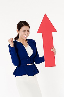 포토 JPG 스튜디오촬영 여자 화살표 실내 한명 서기 들기 손짓 상반신 성인 앞모습 30대 눈감음 한국인 비즈니스우먼 흰배경 상승 치마정장 성인여자한명만 국내포토 1 뷰포인트 백그라운드 컨셉 비즈니스 모션 사람 동양인 정장 내부 장년 치마 흰색 직장인 여자한명만 성인여자만 파일형식