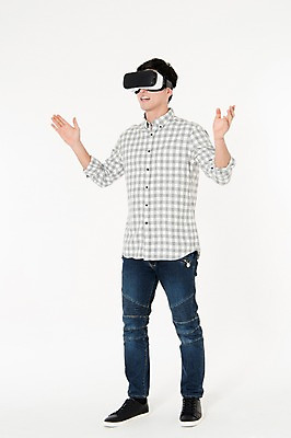 포토 JPG 스튜디오촬영 전신 남자 팔벌리기 실내 한명 서기 웃음 손짓 성인 앞모습 캐주얼 30대 한국인 흰배경 가상현실 성인남자한명만 오큘러스 VR기기 국내포토 1 옷 뷰포인트 백그라운드 모션 표정 사람 동양인 내부 장년 기계 흰색 남자한명만 성인남자만 파일형식 컬러 인종 남자만 성인만