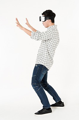 포토 JPG 스튜디오촬영 전신 남자 팔벌리기 실내 한명 서기 손짓 성인 옆모습 캐주얼 30대 놀람 한국인 흰배경 가상현실 성인남자한명만 오큘러스 무릎구부리기 VR기기 국내포토 1 옷 감정 뷰포인트 포즈 백그라운드 모션 표정 사람 동양인 내부 장년 기계 흰색 남자한명만 성인남자만 파일형식
