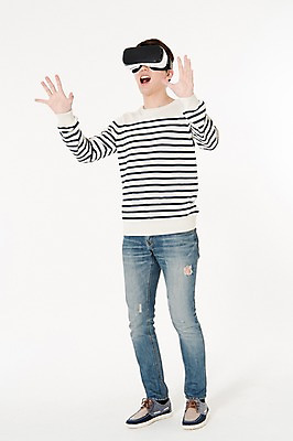 포토 JPG 스튜디오촬영 전신 남자 실내 한명 서기 손짓 성인 앞모습 캐주얼 30대 손들기 놀람 한국인 흰배경 가상현실 성인남자한명만 오큘러스 VR기기 국내포토 1 옷 감정 뷰포인트 백그라운드 모션 표정 사람 동양인 내부 장년 기계 흰색 남자한명만 성인남자만 파일형식