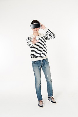 포토 JPG 스튜디오촬영 전신 남자 실내 한명 서기 웃음 손짓 성인 앞모습 캐주얼 30대 만지기 한국인 흰배경 손뻗기 가상현실 성인남자한명만 오큘러스 VR기기 국내포토 1 옷 뷰포인트 백그라운드 모션 표정 사람 동양인 내부 장년 기계 흰색 남자한명만 성인남자만 파일형식